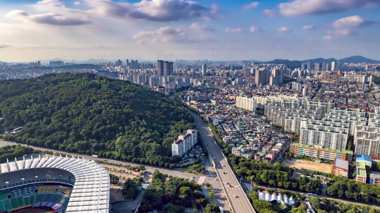 位于市中心的棒球场，带有居民区和公寓大楼/韩国仁川michuhol区视频素材