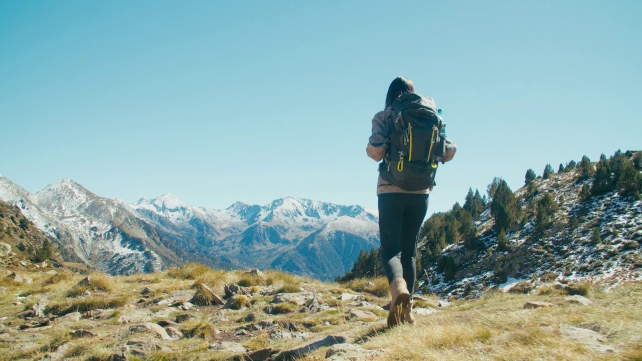 徒步旅行的女人背着背包在山区度假旅行，探索世界视频素材