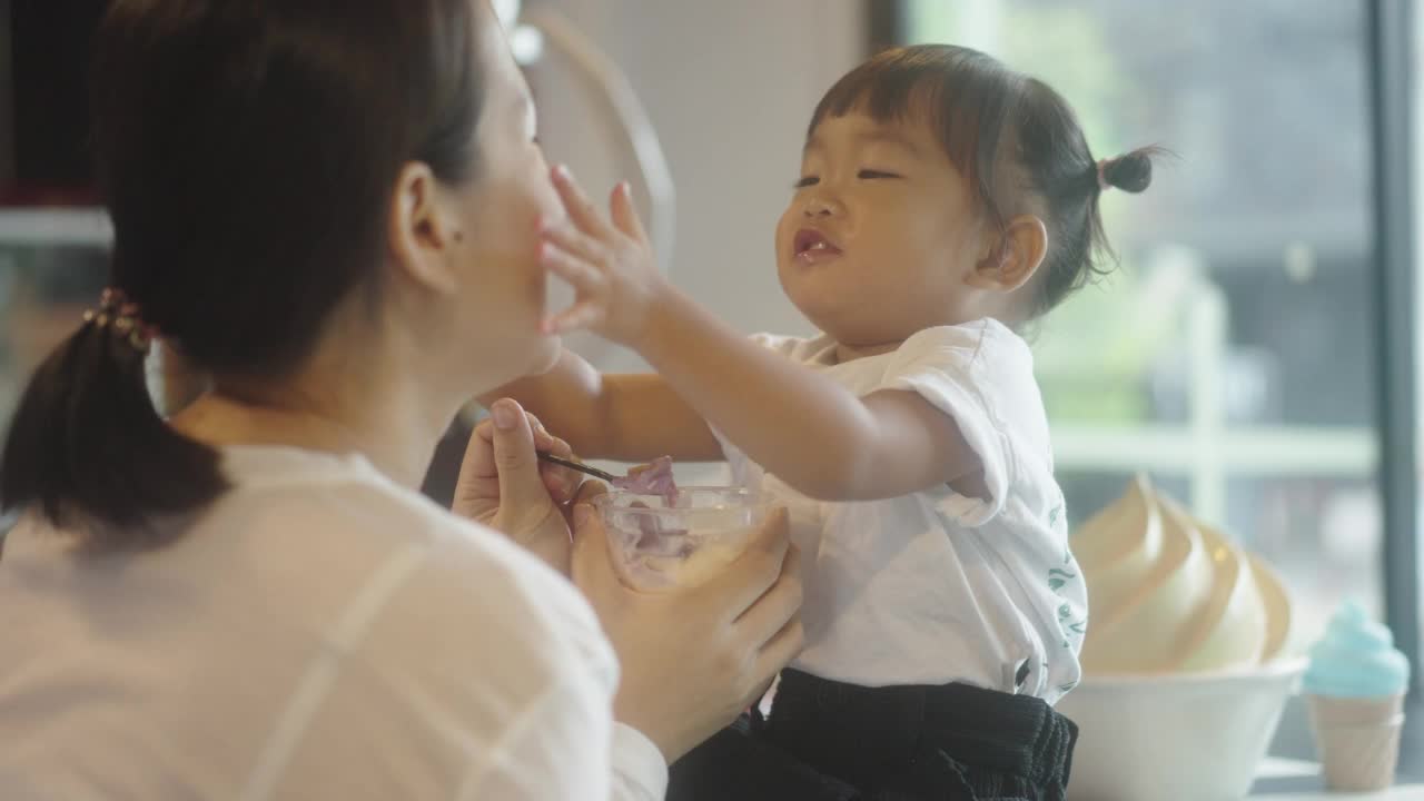 亚洲母女喜欢吃冷冻酸奶视频素材