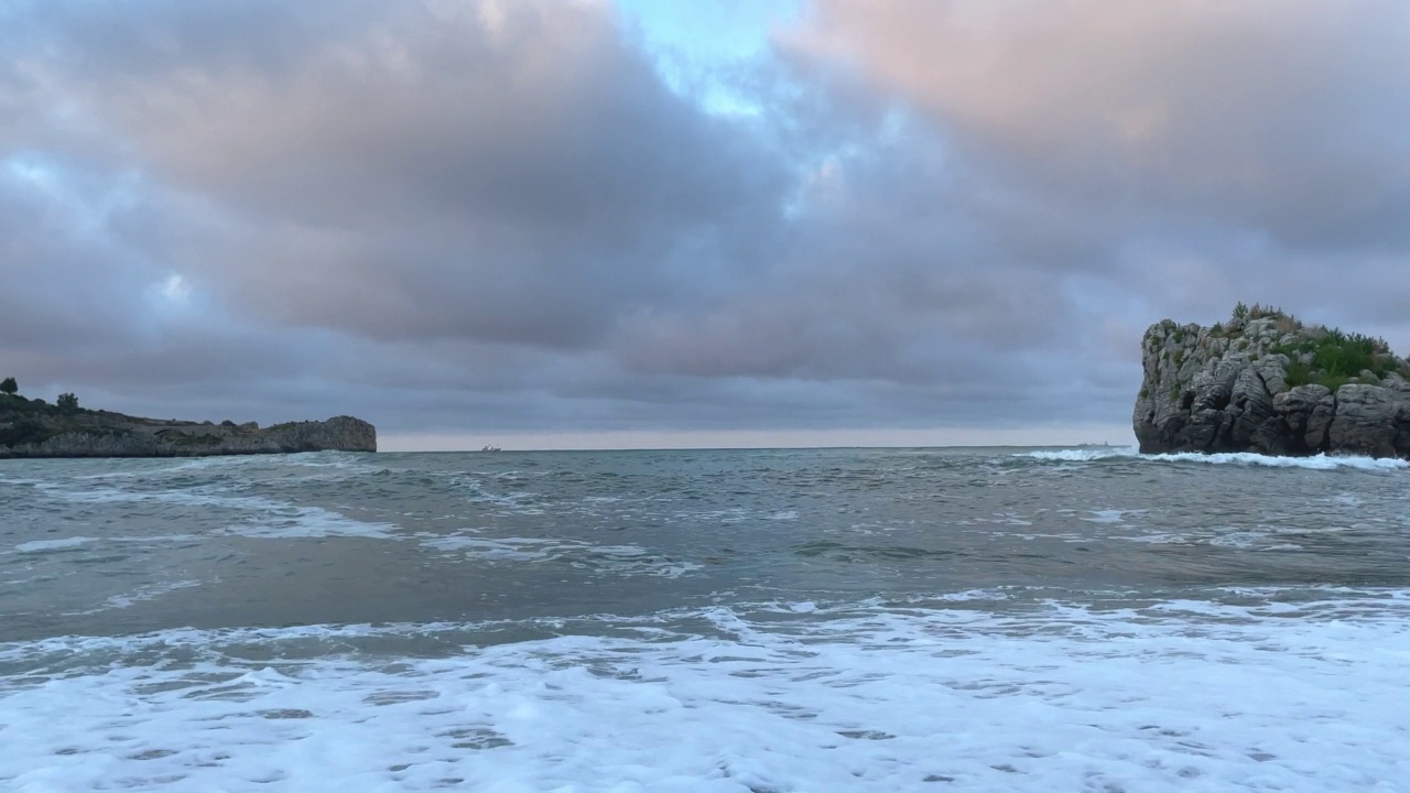 日落时海滩上的海浪视频素材