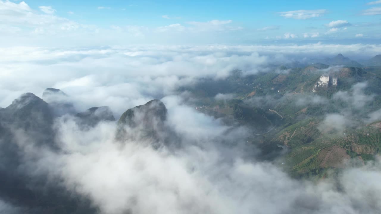 桂林阳朔县，雾天的空中美景视频素材