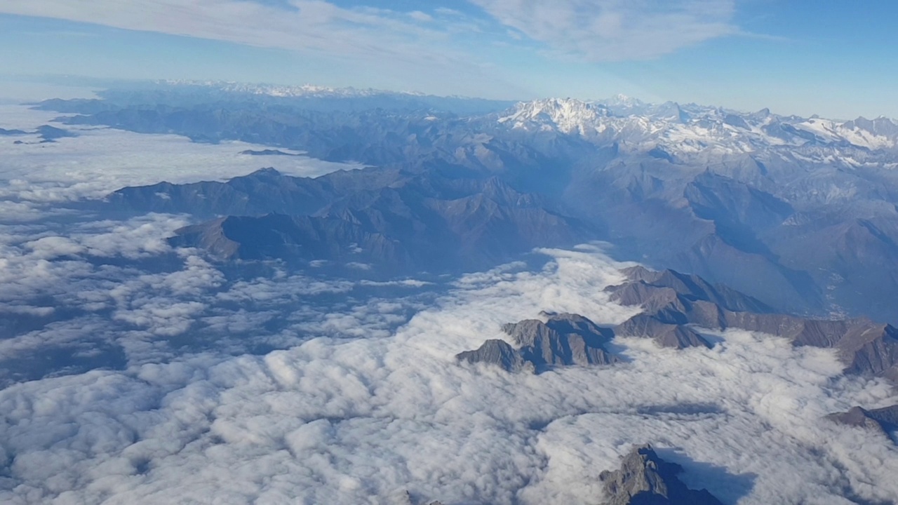 空中拍摄的意大利阿尔卑斯山脉的雪峰和云视频素材