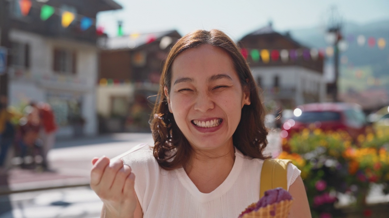 快乐的亚洲妇女在户外享受冰淇淋视频素材