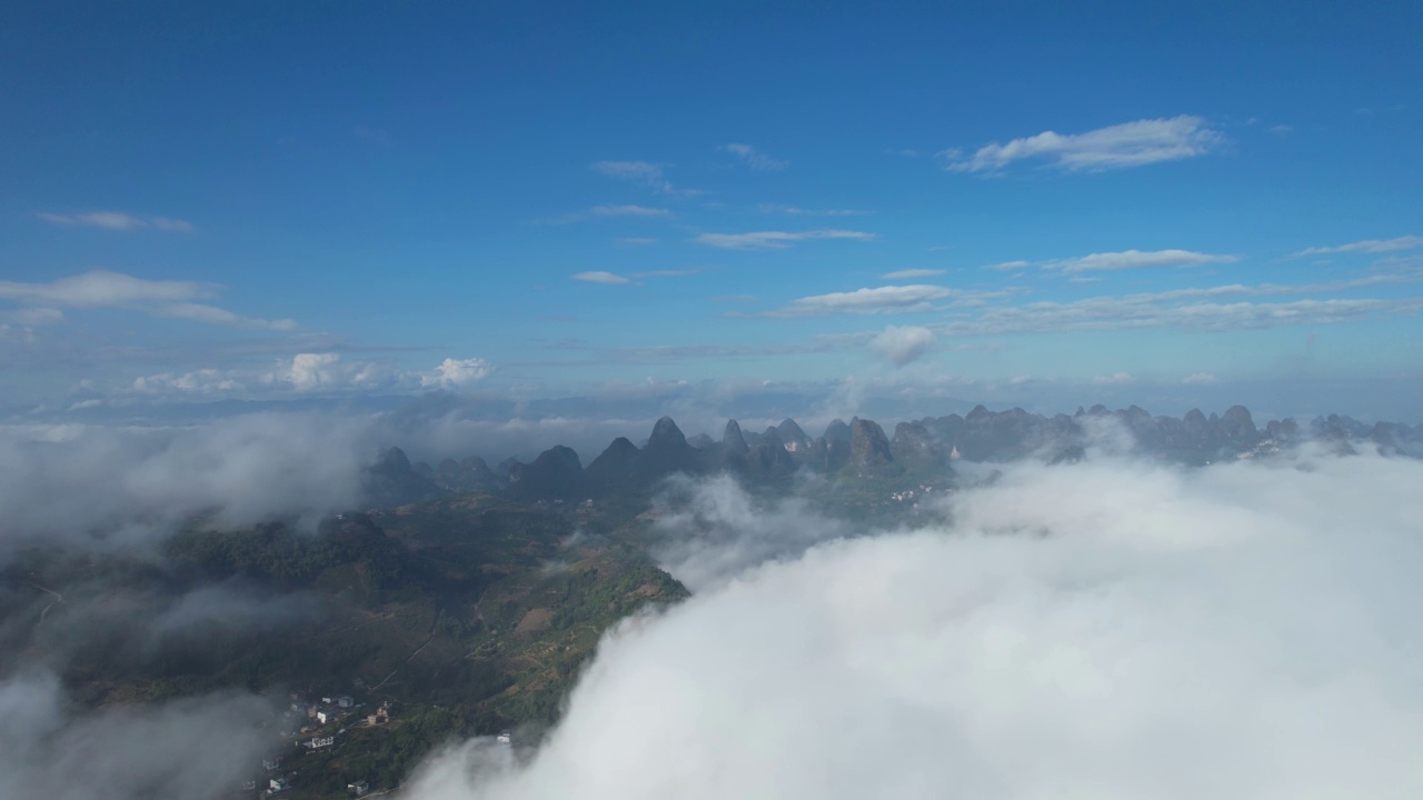 桂林阳朔县雾天美景的空中拍摄视频素材