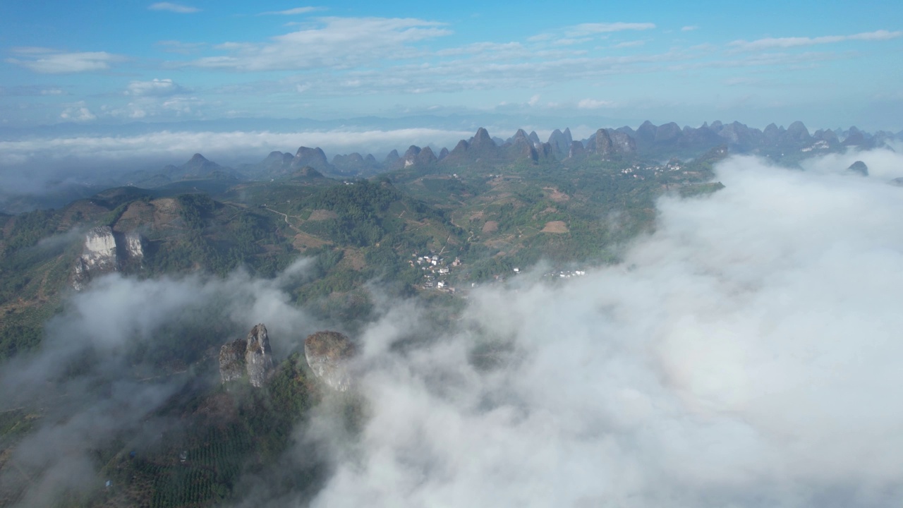 桂林阳朔县，雾天的空中美景视频素材