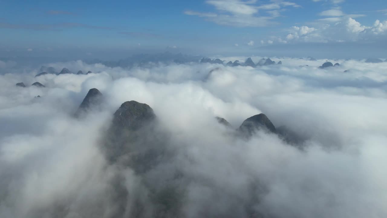 桂林阳朔县雾天美景的空中拍摄视频素材