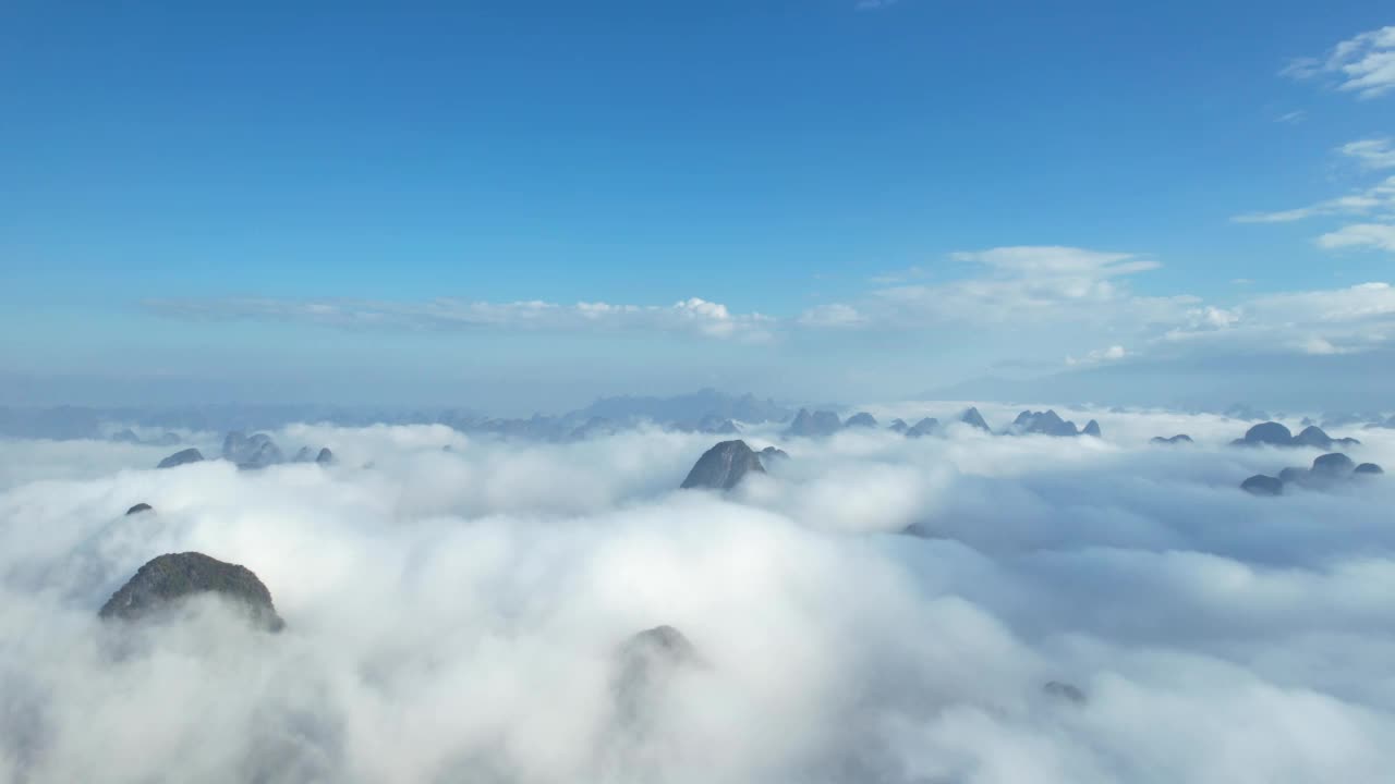 桂林阳朔县雾天美景的空中拍摄视频素材