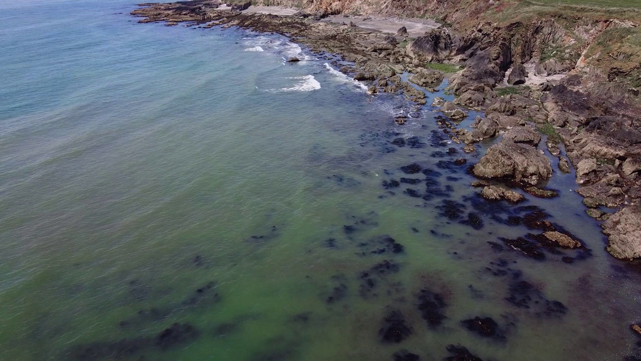 岸边的岩石，海景。海滨景观，大西洋。海水无人机视频。视频素材