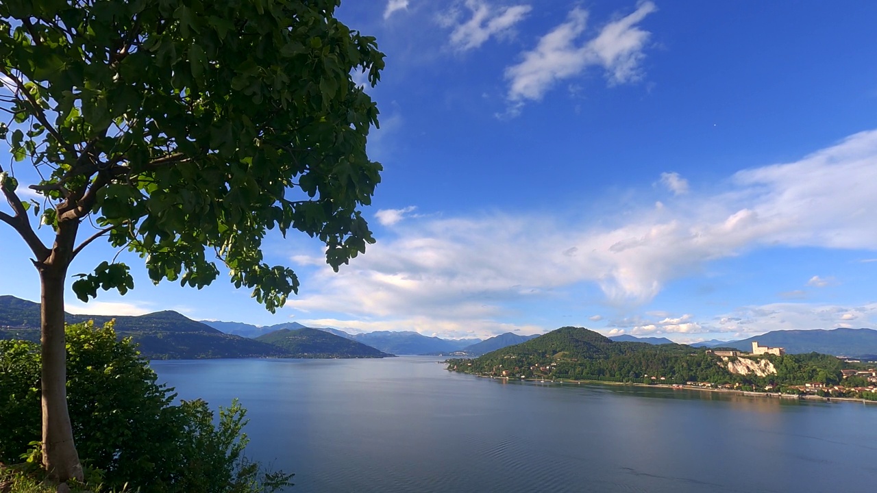 令人惊叹的马焦雷湖，安格拉城堡和阿尔卑斯山脉的背景，意大利视频素材