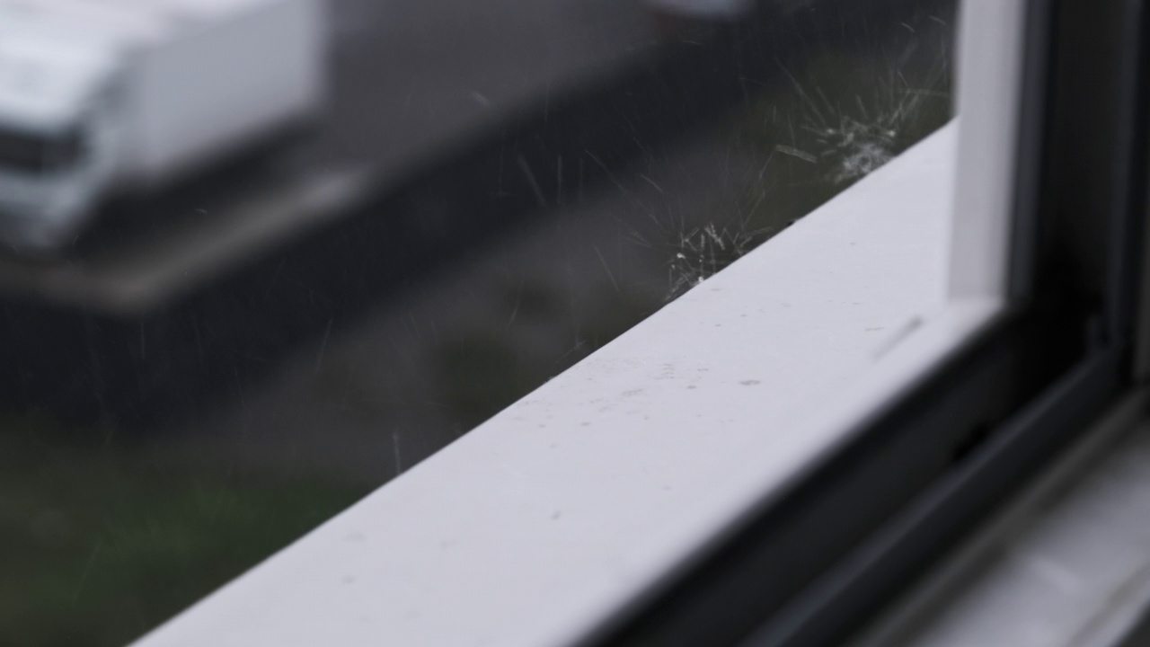 雨点在雨天打在窗台上，慢镜头视频素材