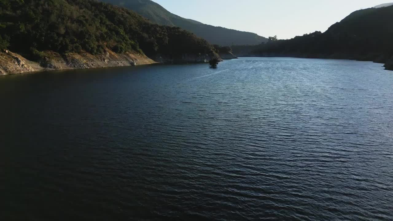 山区附近湖泊的鸟瞰图视频素材