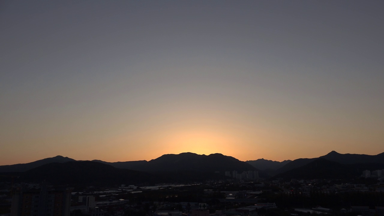 韩国大田儒城区鸡龙山的日落风景视频素材