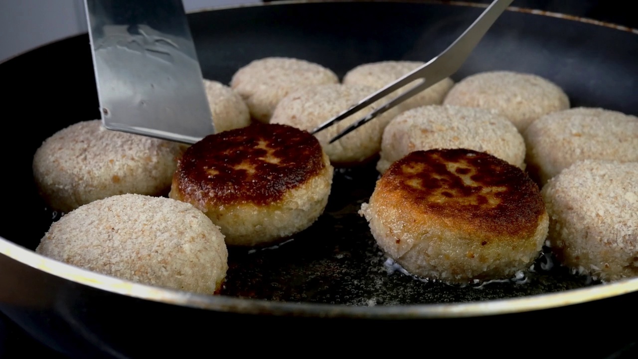 自制多汁美味的圆形汉堡肉丁，用肉末在煤气炉上煎炸。视频素材