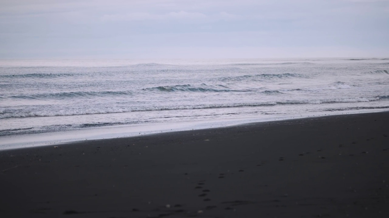 从沙滩上看，海浪冲击着冰岛的海岸视频素材