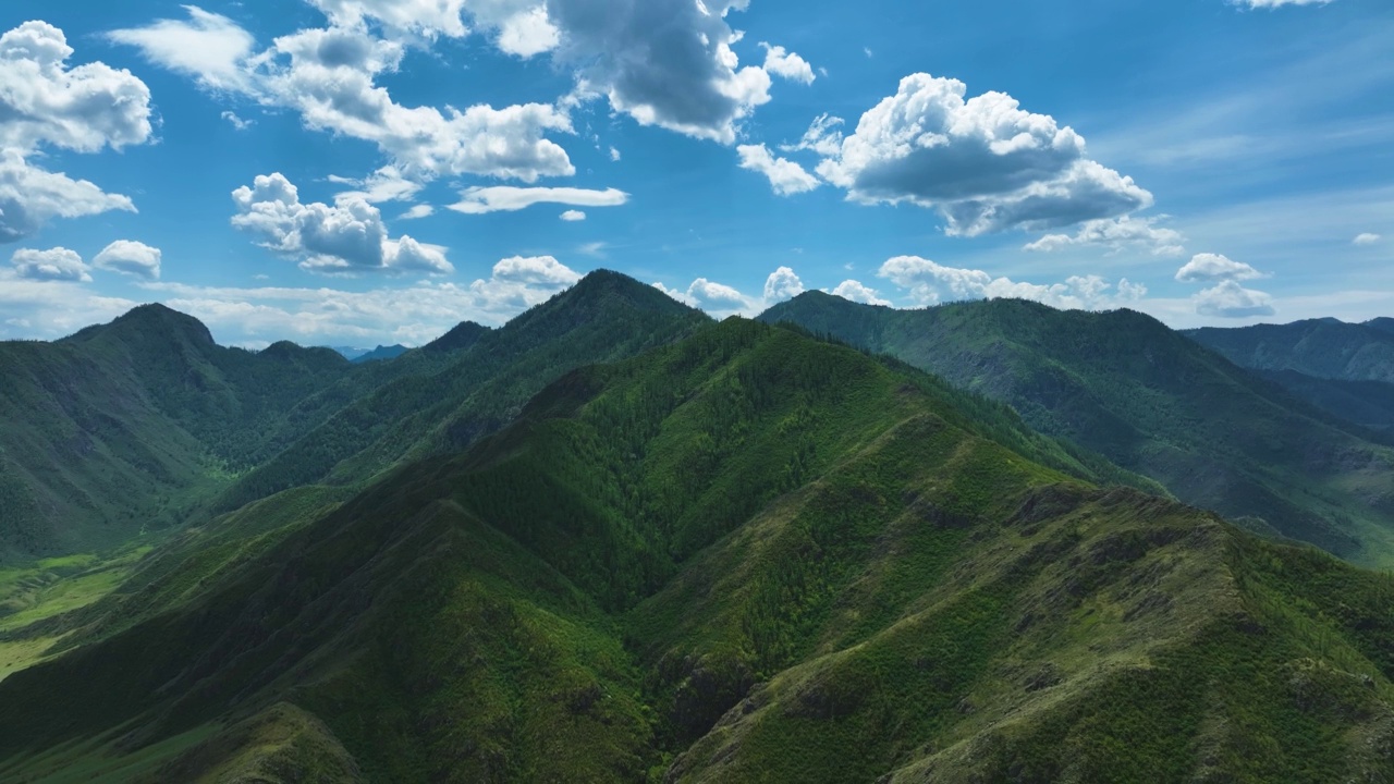 夏天的山景。鸟瞰图视频素材