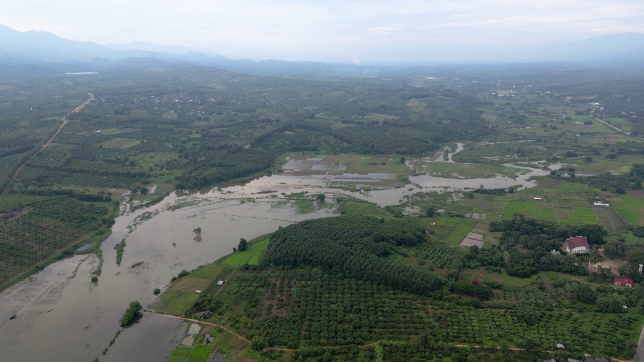 从空中俯瞰泰国北部被洪水淹没的农场视频素材