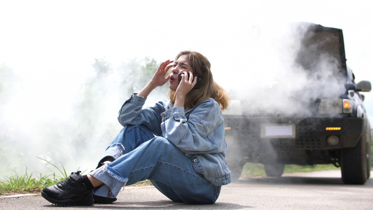 亚洲妇女汽车在路上抛锚，打开散热器引擎盖，要求维修视频素材