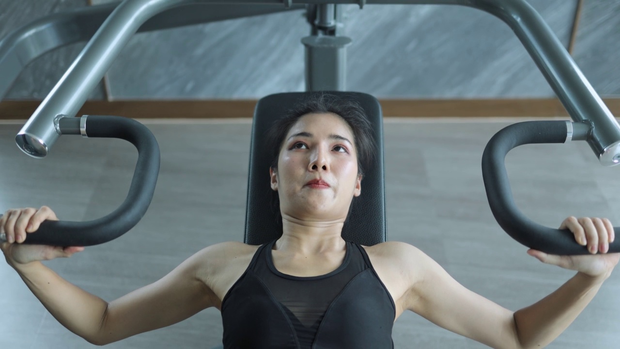 在健身房锻炼的女人视频素材