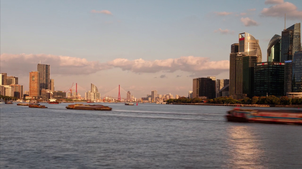 从浦西看杨浦大桥和外滩地标建筑在晴天阴天，船只航行在黄浦江，延时4k镜头，b卷镜头。视频素材