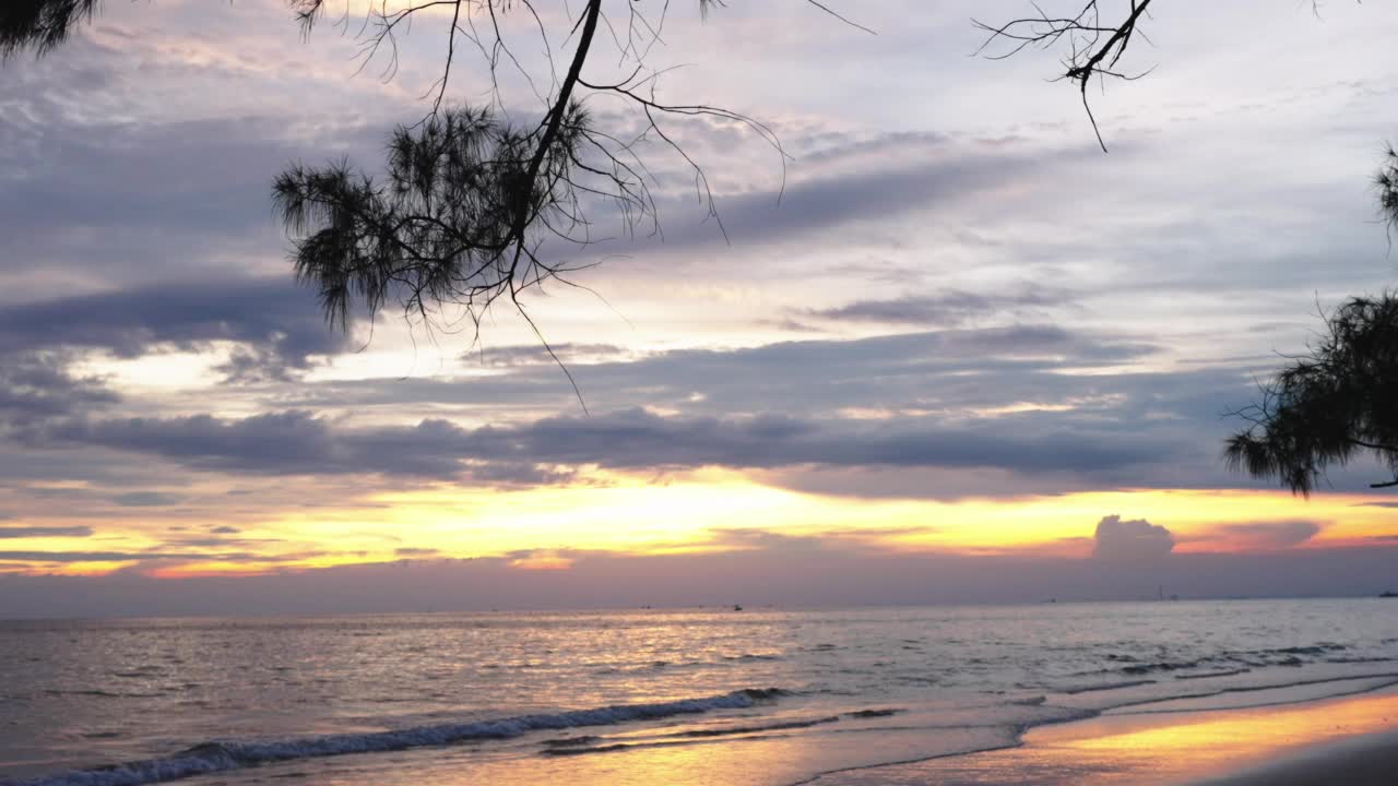 海滩上的日落天空视频素材