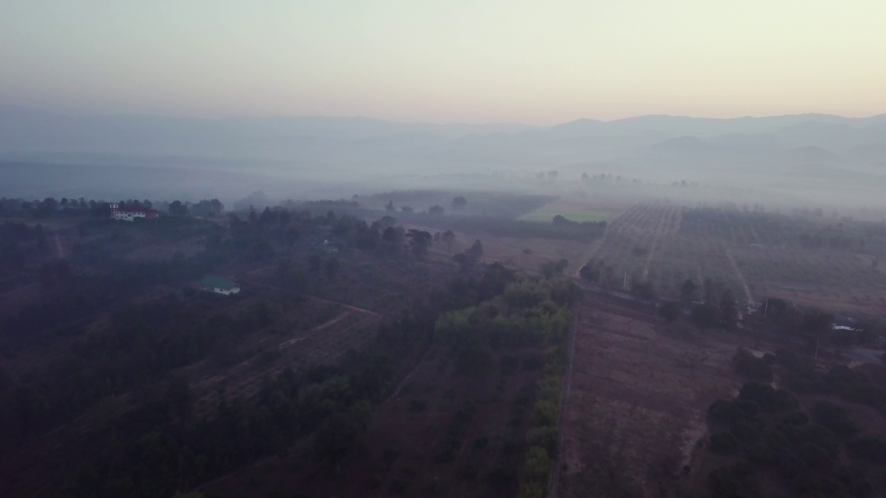 泰国乡村的鸟瞰图，早晨的山和雾视频素材