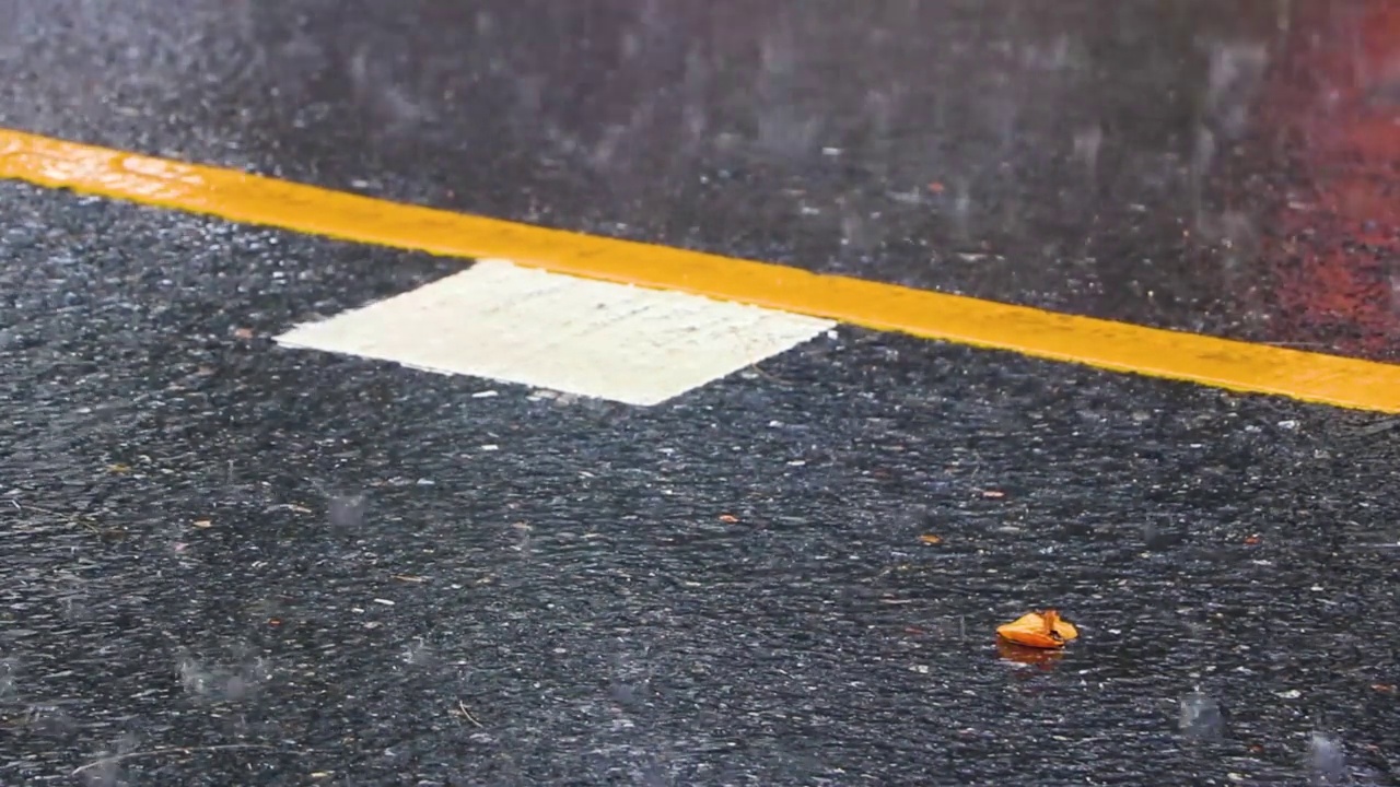 季风和多雨道路与大雨普吉岛泰国。视频素材