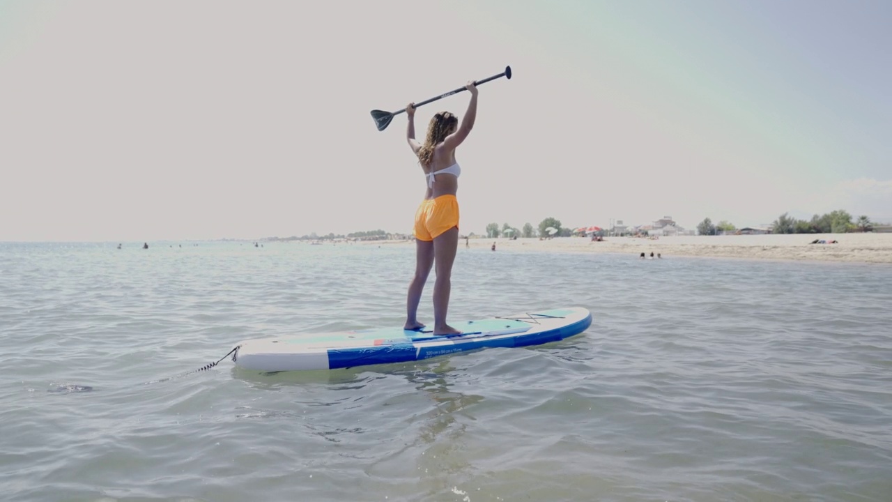 女性paddleboarding视频素材