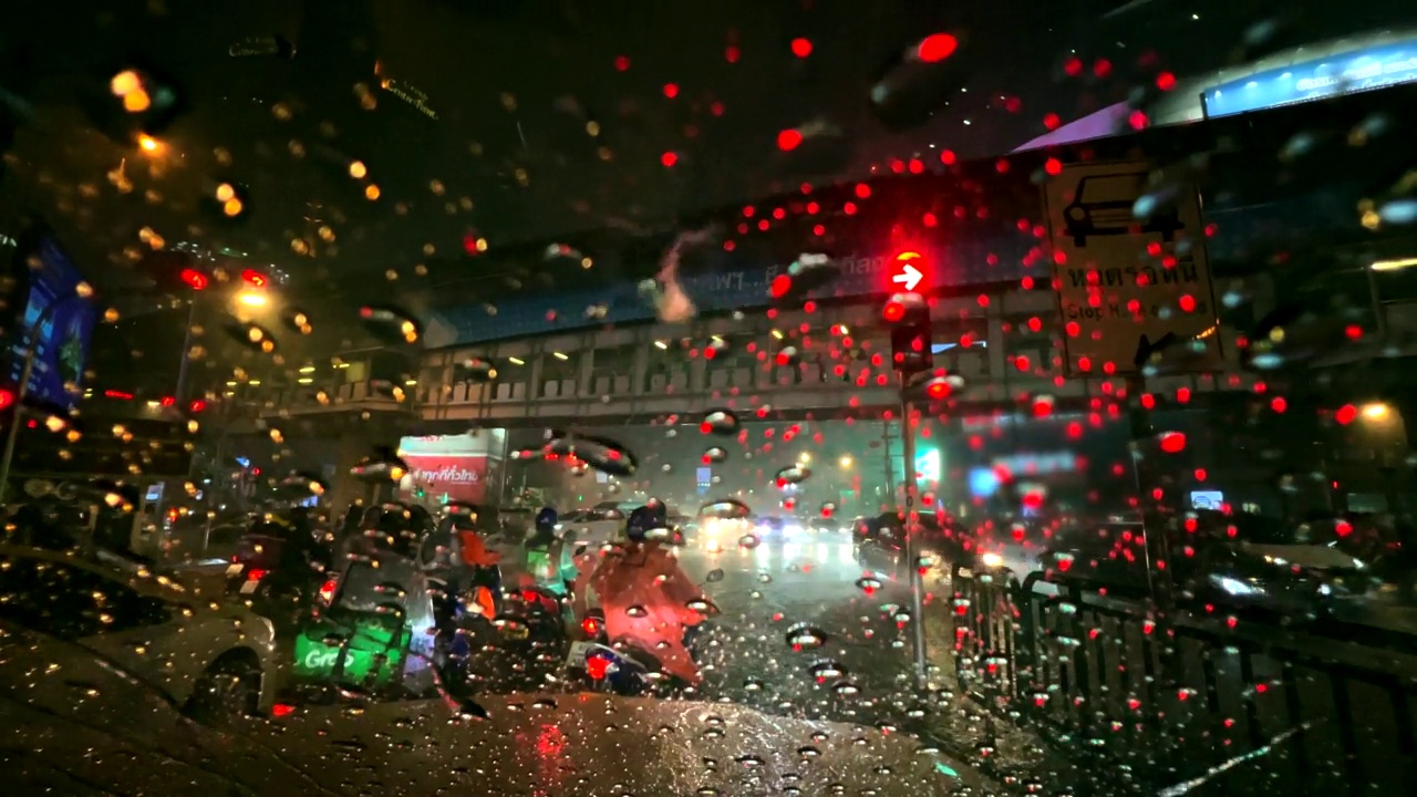 极端天气城市街道，大雨和交通堵塞。视频素材