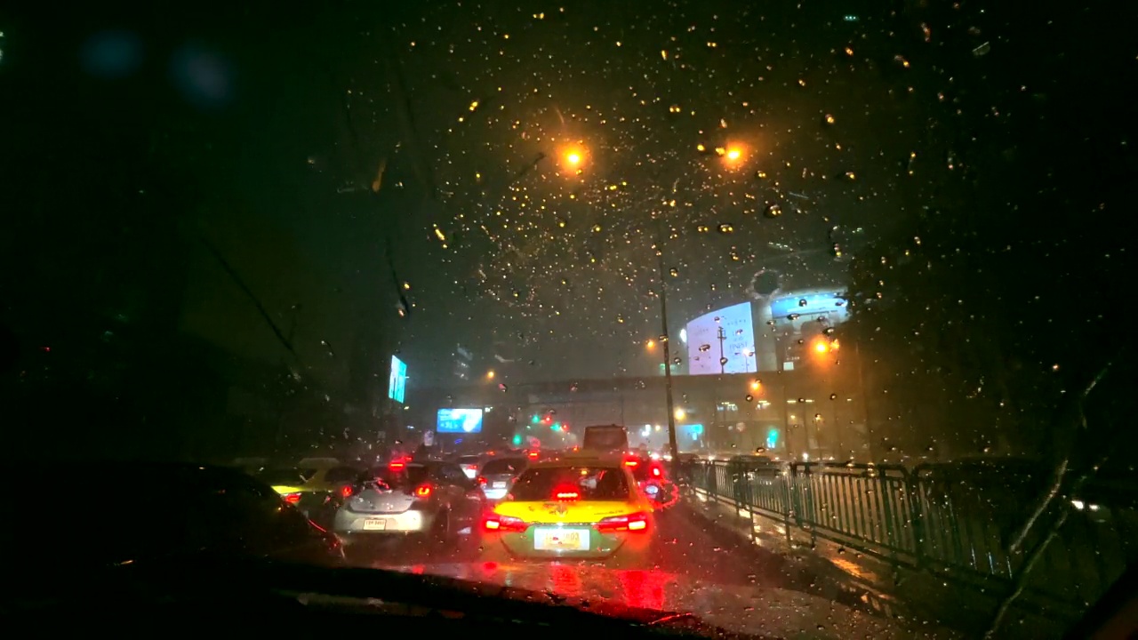 极端天气城市街道，大雨和交通堵塞。视频素材