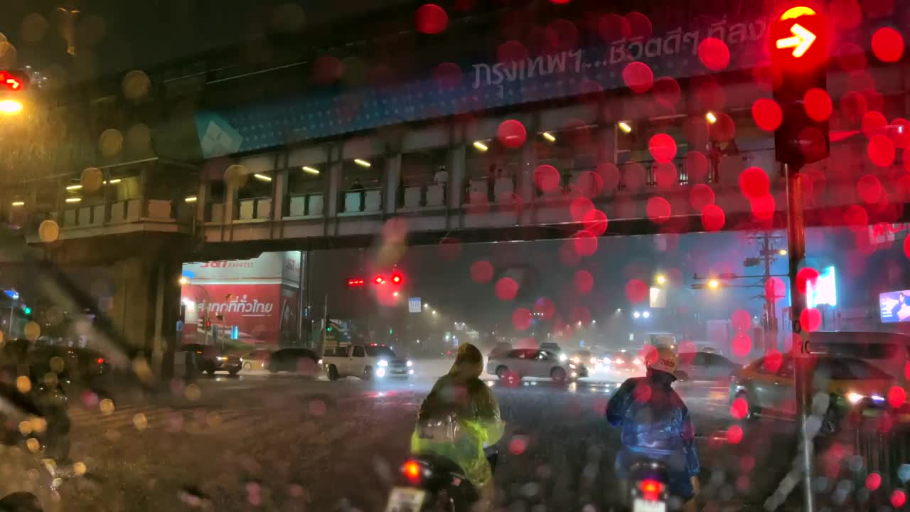 极端天气城市街道，大雨和交通堵塞。视频素材