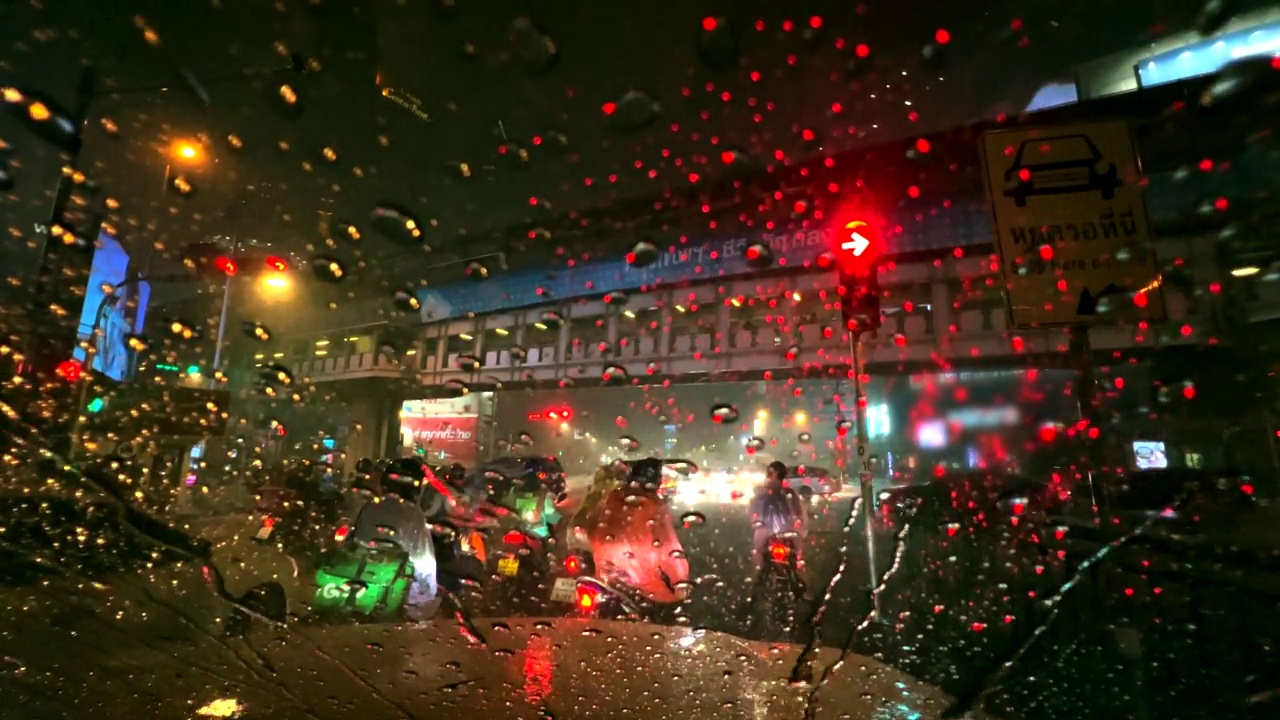 极端天气城市街道，大雨和交通堵塞。视频素材