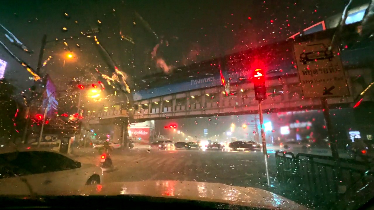 极端天气城市街道，大雨和交通堵塞。视频素材