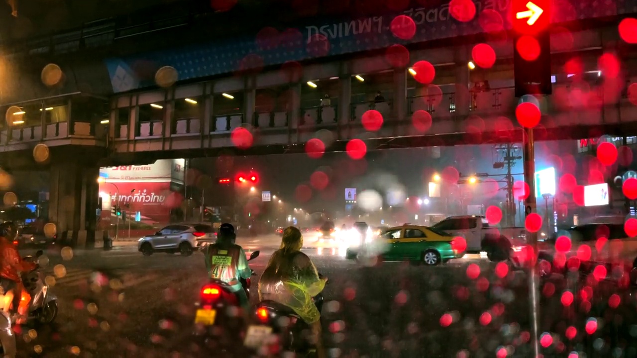 极端天气城市街道，大雨和交通堵塞。视频素材