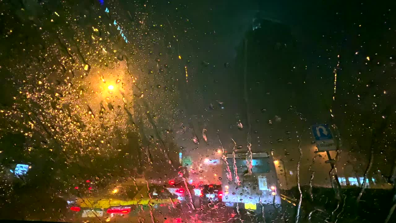 极端天气城市街道，大雨和交通堵塞。视频素材