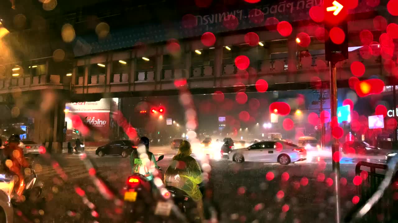 极端天气城市街道，大雨和交通堵塞。视频素材