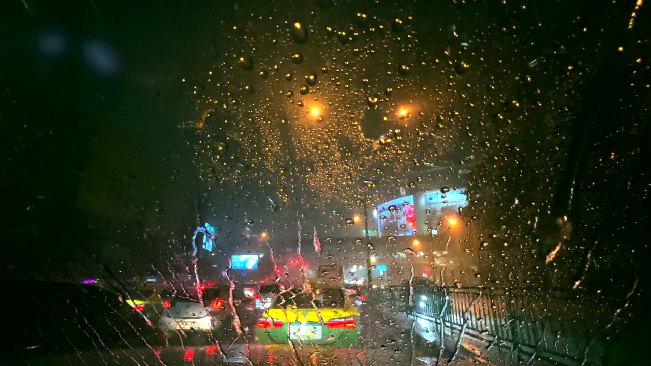 极端天气城市街道，大雨和交通堵塞。视频素材