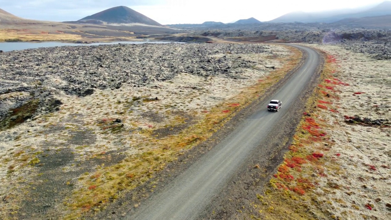 冰岛的道路景观，美丽的火山自然在阳光明媚的天气，旅行目的地砾石f路视频素材