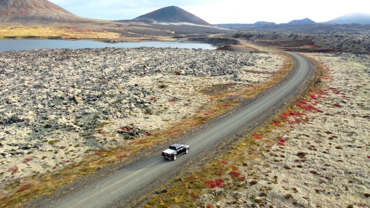 冰岛的道路景观，美丽的火山自然在阳光明媚的天气，旅行目的地砾石f路视频素材