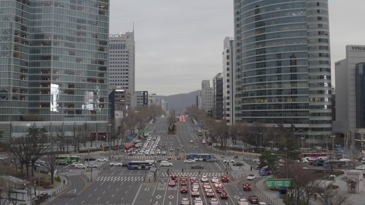 韩国首尔江南区城市道路附近的建筑物视频素材