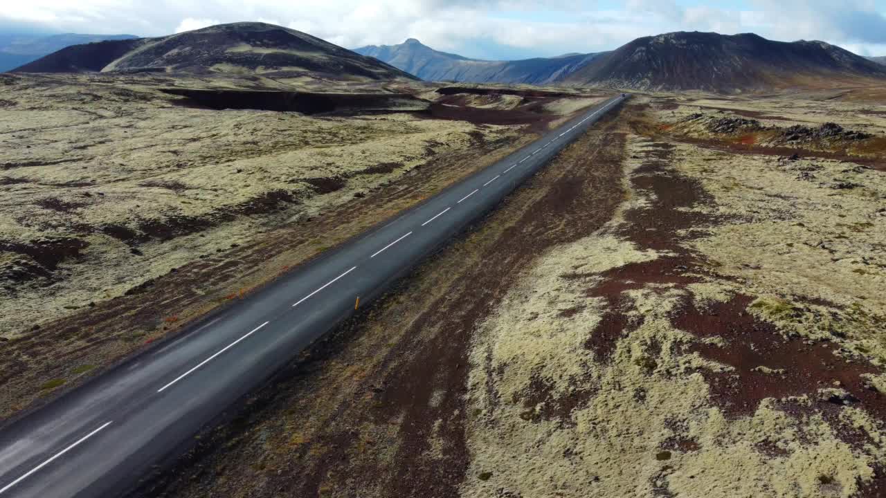 冰岛公路风景优美，火山自然风光秀丽，在阳光明媚的天气里是旅游的首选目的地视频素材