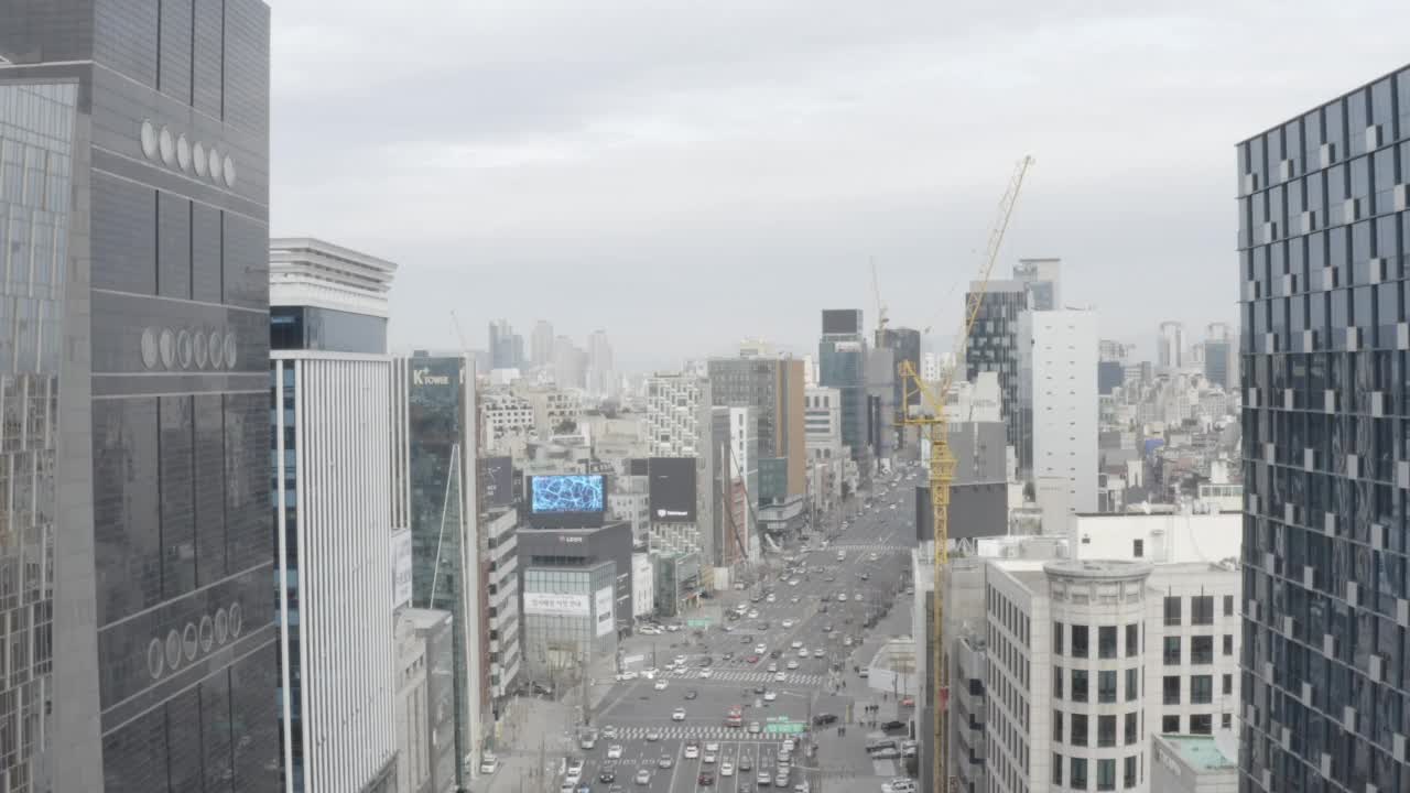 韩国首尔江南区城市道路附近的建筑物视频素材