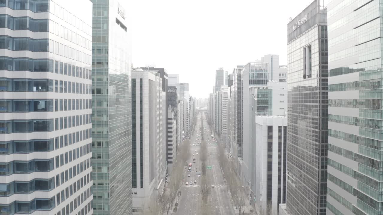 韩国首尔江南区驿三区城市道路附近的建筑物视频素材