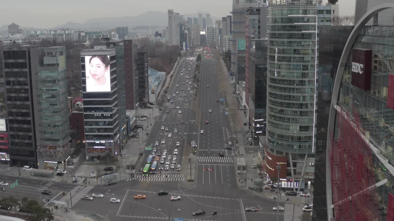 韩国首尔江南区城市道路附近的建筑物视频素材