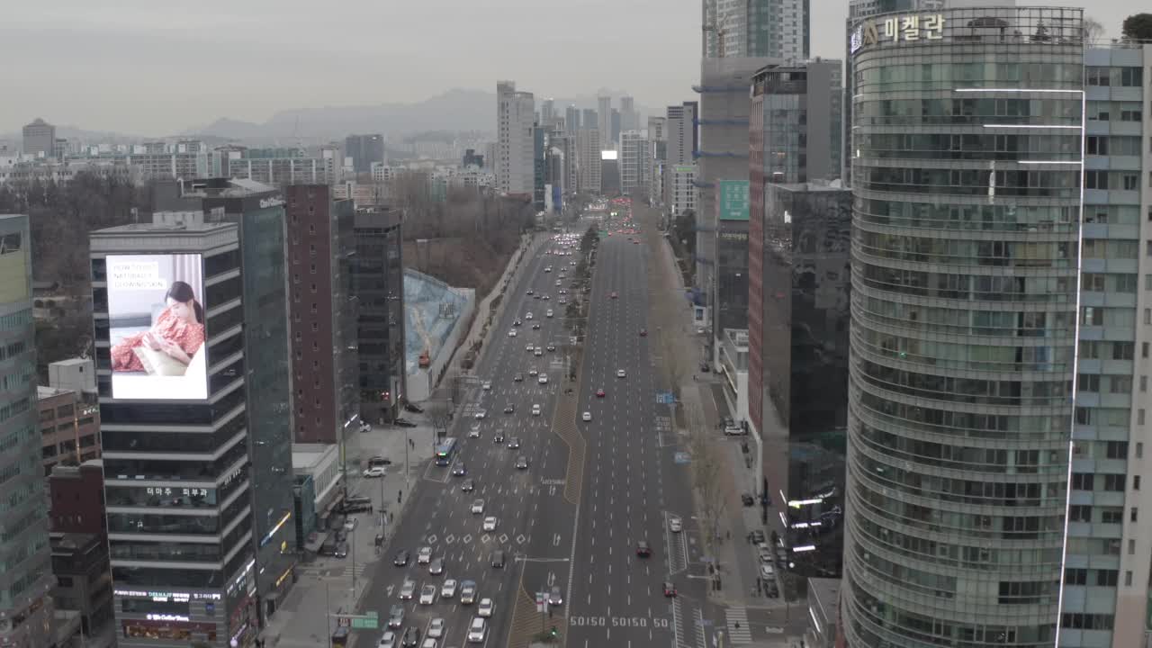 韩国首尔江南区城市道路附近的建筑物视频素材