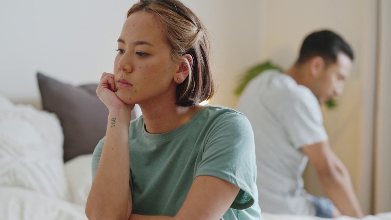 想着，忽视和夫妻在卧室打架与女人努力信任欺骗的伴侣。马来西亚女孩带着悲伤、愤怒和沮丧的想法背叛男友的不忠。视频素材