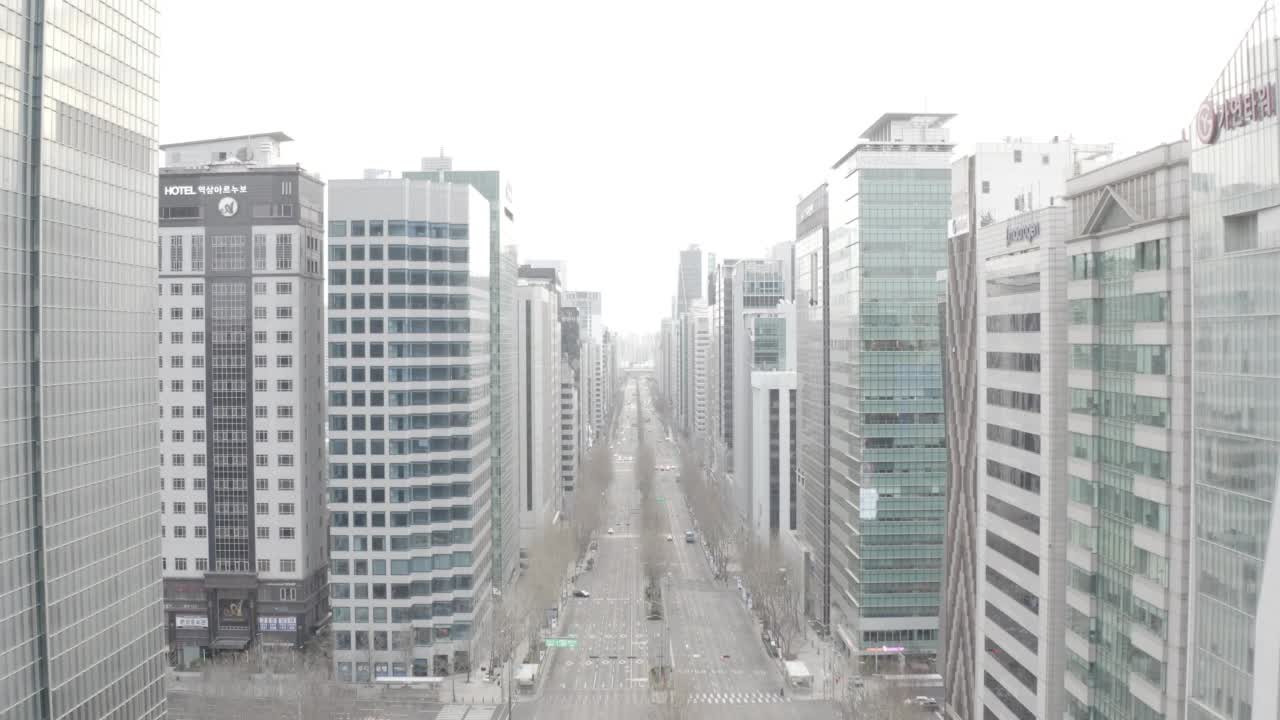 韩国首尔江南区驿三区城市道路附近的建筑物视频素材