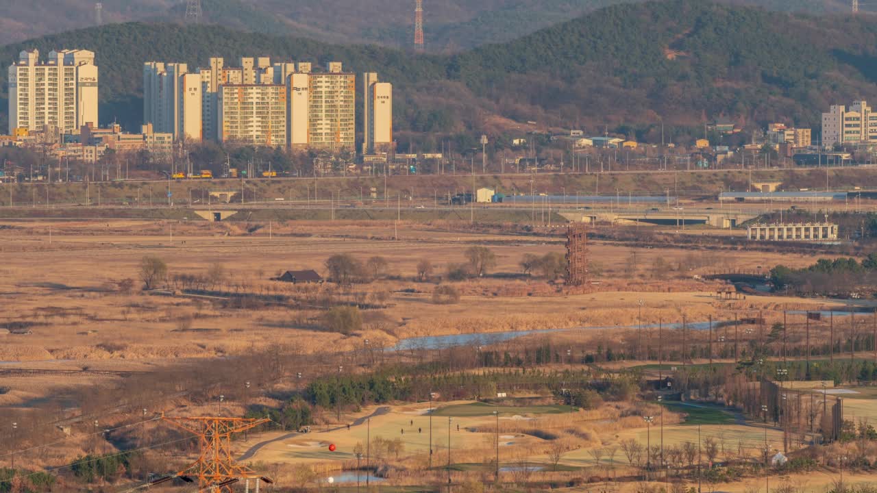 Siheung Gaetgol生态公园，天文台和公寓大楼，白天/ Siheung-si，京畿道，韩国视频素材