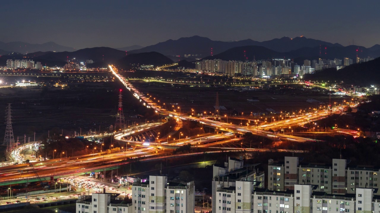 韩国京畿道始兴市，岭东高速公路、月阁路口和夜间公寓视频素材