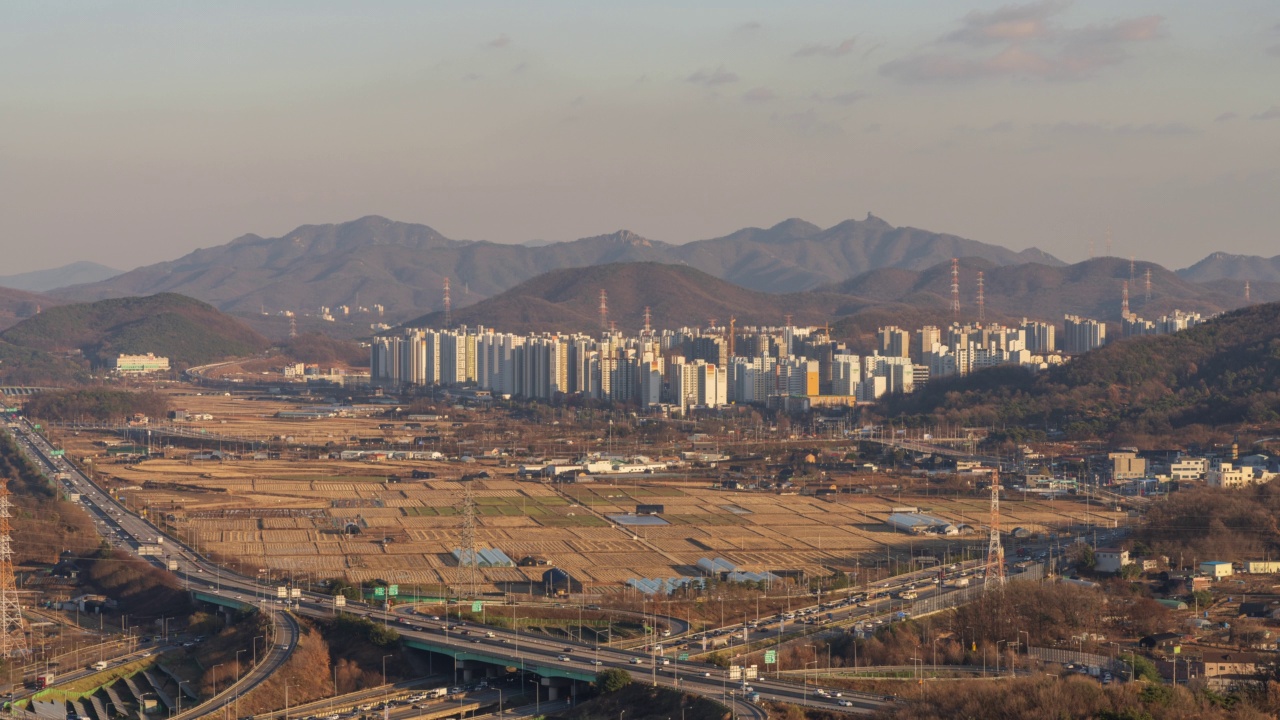 韩国京畿道始兴市，岭东高速公路，月谷路口和白天的公寓园区视频素材