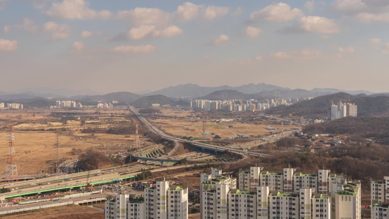 韩国京畿道始兴市，岭东高速公路，月谷路口和白天的公寓园区视频素材